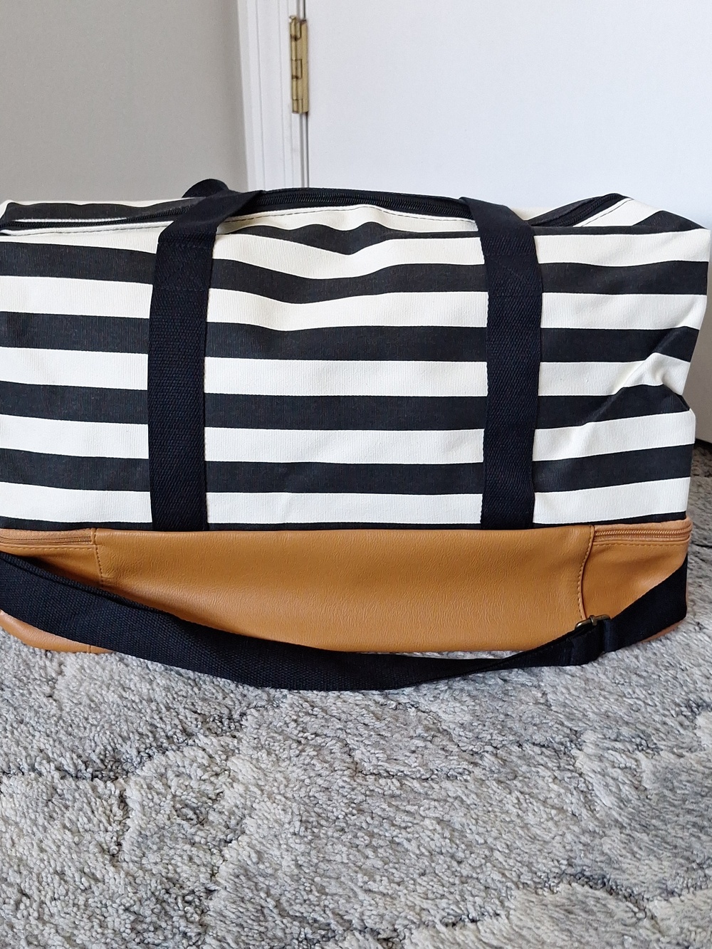 Dsw Stripped Canvas and Vinyl Duffle Bag NWT - Picture 3 of 6